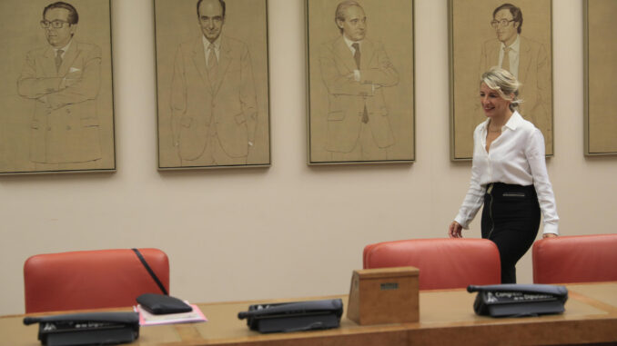 La líder de Sumar, Yolanda Díaz, a su llegada a la reunión del Grupo Parlamentario Plurinacional Sumar, este lunes en el Congreso. EFE/ Fernando Alvarado
