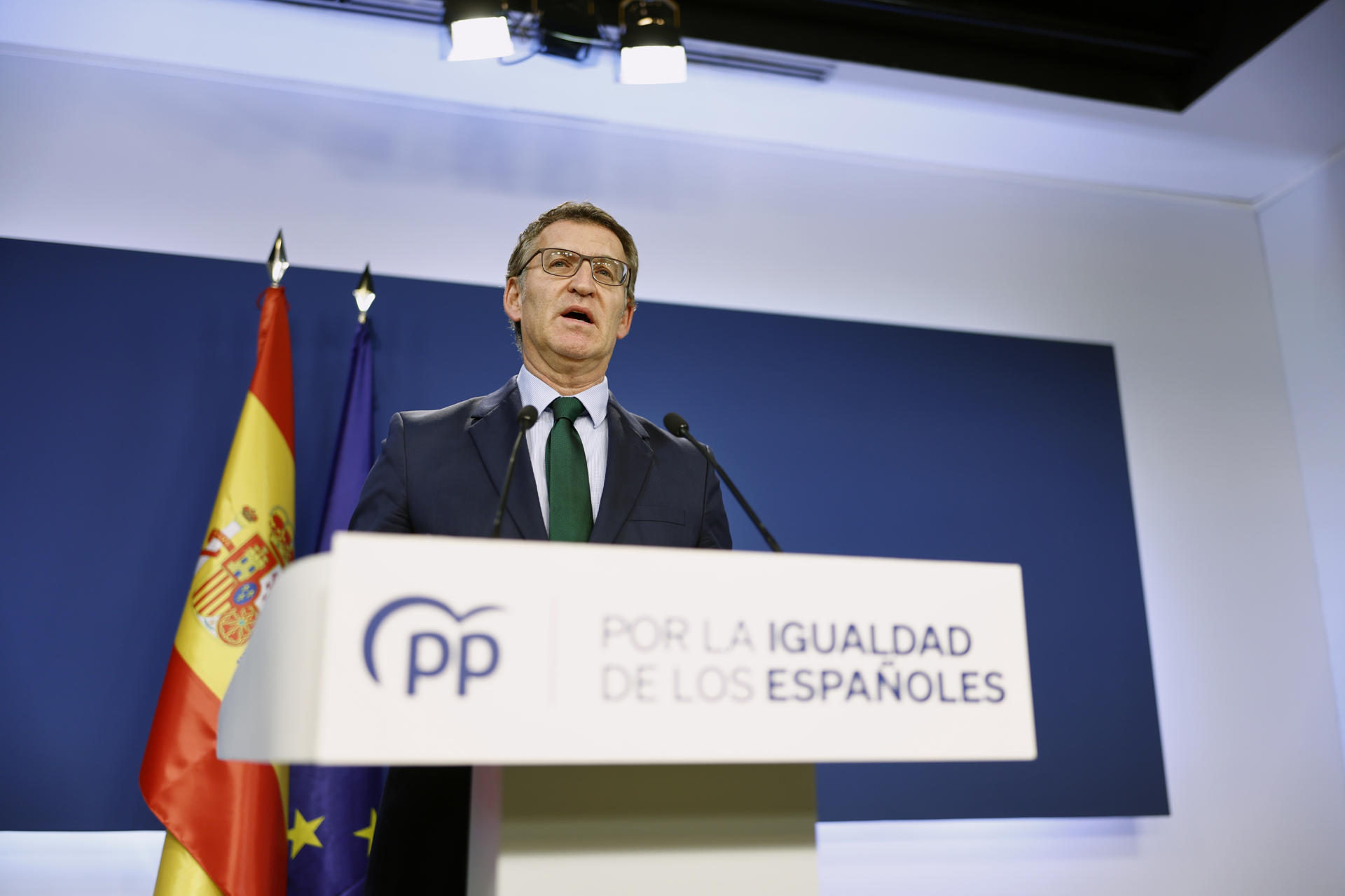 El líder del PP, Alberto Núñez Feijóo, realiza una declaración institucional "urgente y solemne" en la sede del PP en Madrid este jueves. Feijóo ha afirmado este jueves tras el pacto firmado entre el PSOE y Junts para la investidura de Pedro Sánchez que "España ha perdido, los independentistas están ganando y el PSOE ha desaparecido. EFE/ Rodrigo Jiménez
