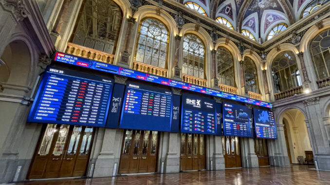 Imagen de este viernes de la Bolsa de Madrid, a cuyo cierre ha bajado un 0,36 %.EFE/ Ana Bornay
