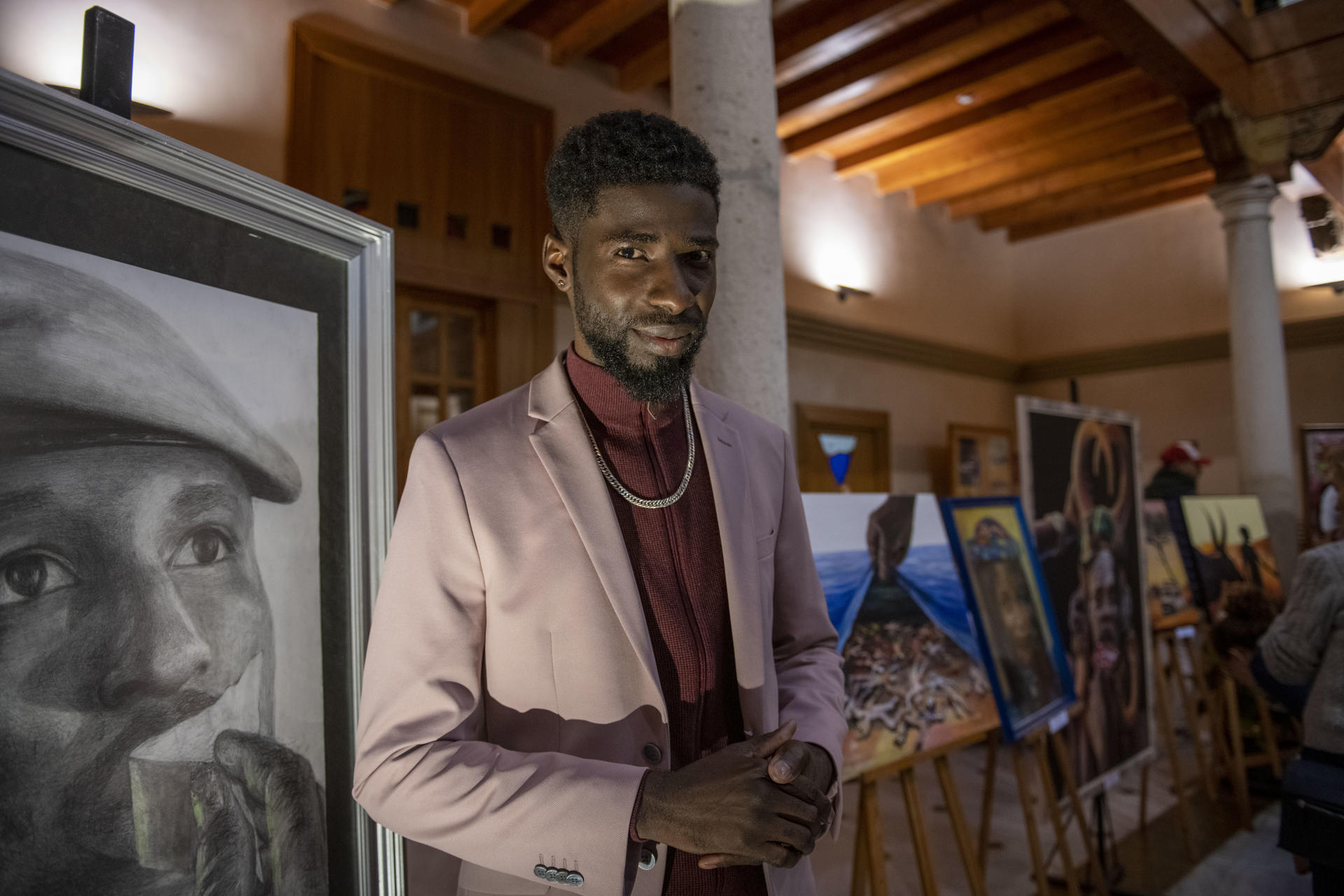 Aminou Aboubakar, un pintor camerunés afincado en Jaén que llegó a España a bordo de una patera hace cinco años posando en su estudio en la capital jiennense. EFE/José Manuel Pedrosa
