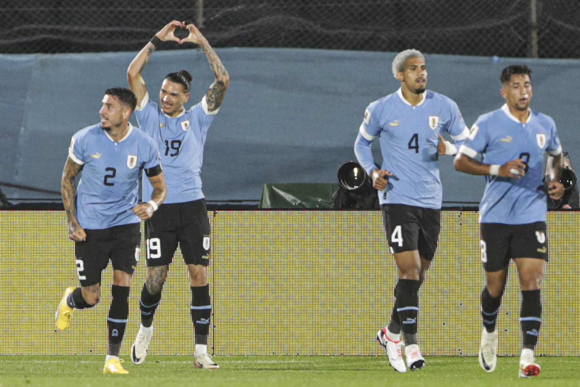 Darwin Núñez (2-i) de Uruguay celebra su gol hoy, en un partido de las Eliminatorias Sudamericanas para la Copa Mundo de Fútbol de 2026 entre Uruguay y Bolivia en el estadio Centenario, en Montevideo (Uruguay). EFE/Gastón Britos
