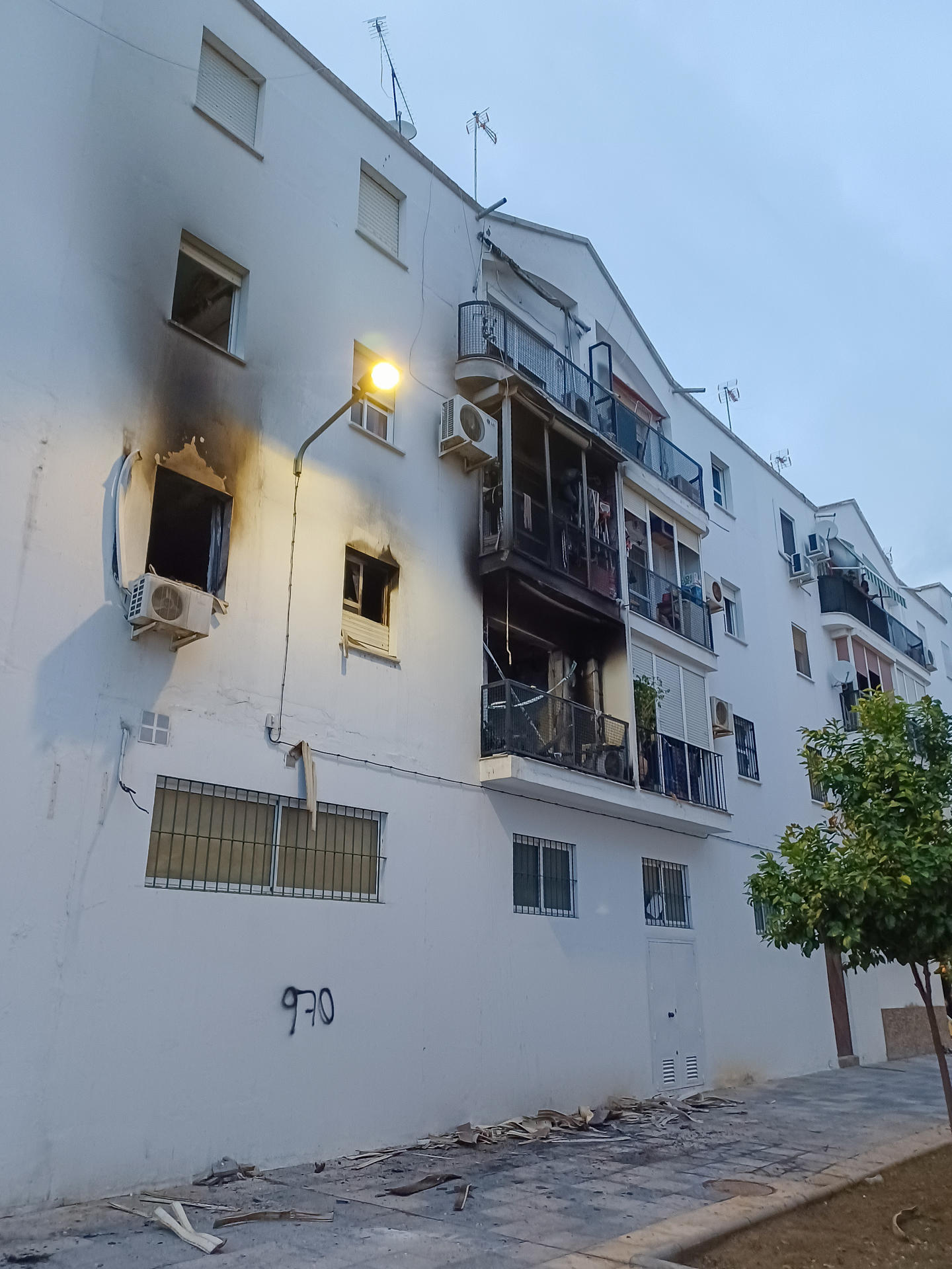 Dos personas, un joven de 19 años y su novia, de 17, han muerto este miércoles en Los Palacios y Villafranca (Sevilla) víctimas de un incendio que ha afectado a la vivienda de ambos en la Avenida de Sevilla del municipio. EFE/ Juan García-Chicano
