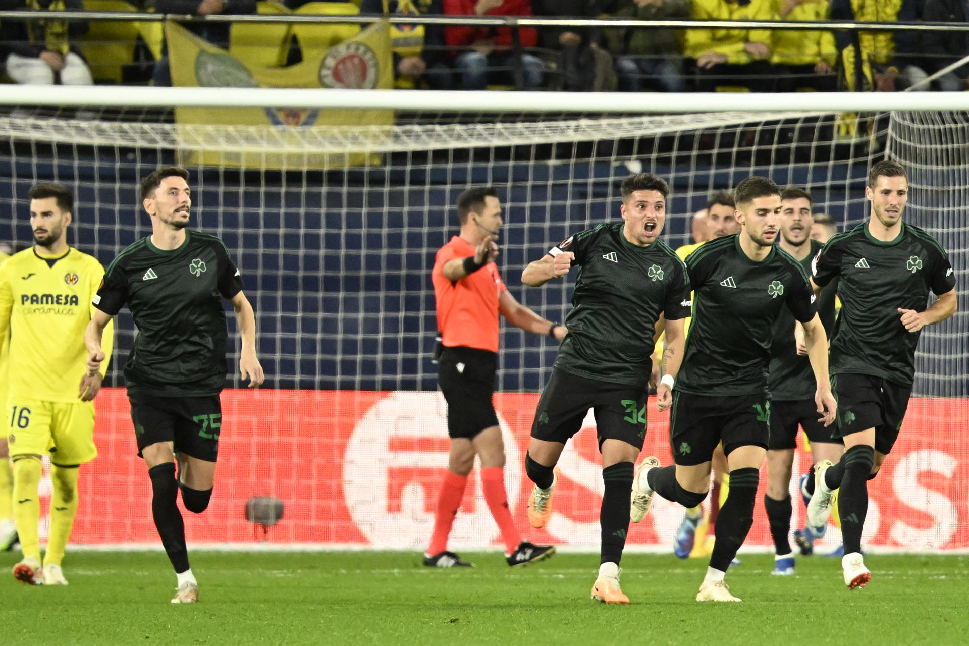 El delantero del Panathinaikos Sebastián Palacios (3-d) celebra tras marcar ante el Villarreal, durante el partido de la Liga Europa que Villarreal y Panathinaikos disputan este jueves en el estadio de La Cerámica. EFE/Andreu Esteban
