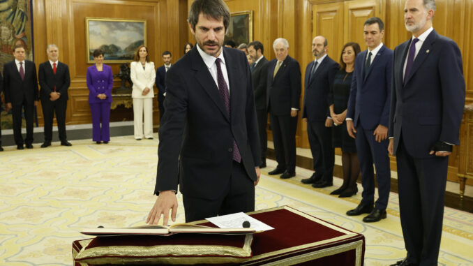 El nuevo ministro de Cultura, Ernest Urtasun, promete el cargo ante el rey Felipe VI, este martes en el Palacio de la Zarzuela. EFE/ Chema Moya
