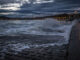 Vista de la playa de Ondarreta de San Sebastián a primera hora de este jueves, donde los cielos permanecerán nubosos o muy nubosos con lluvias débiles que remitirán a partir de la mañana, para dejar cielos poco nubosos durante la segunda mitad del día. EFE/Javier Etxezarreta