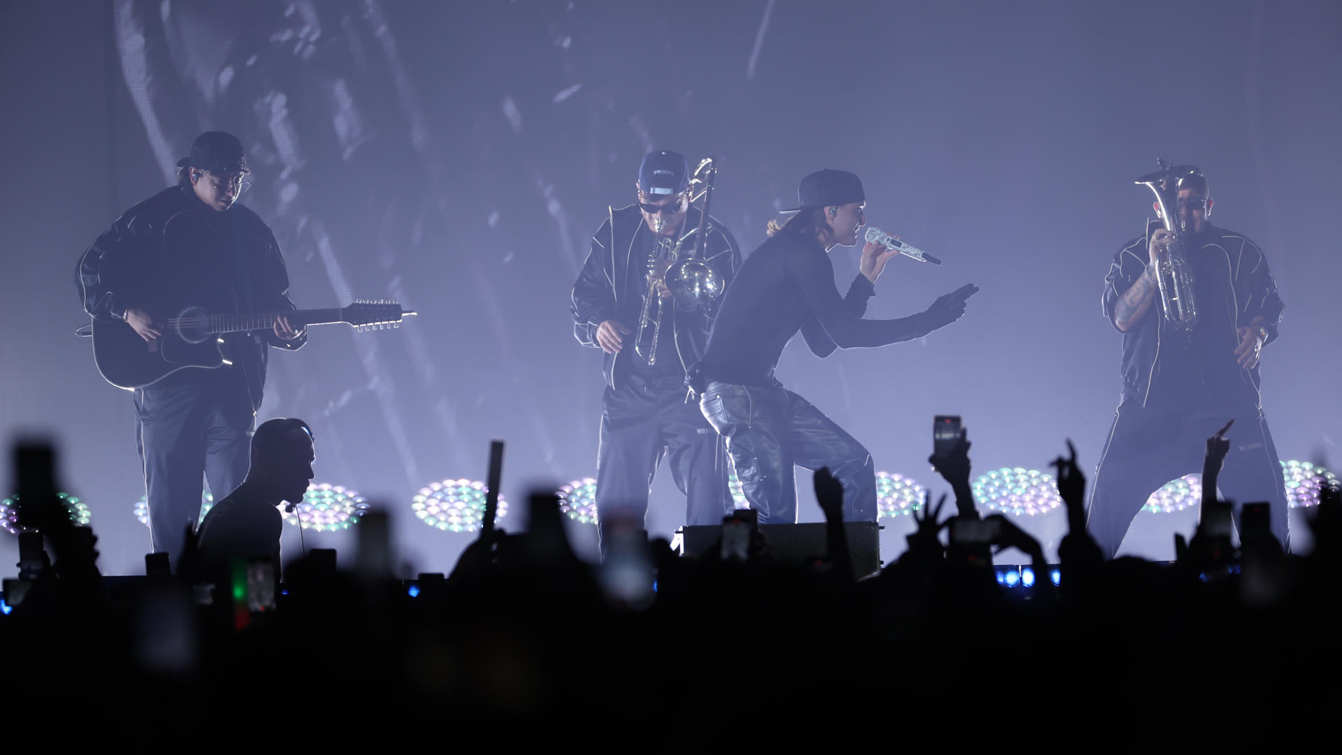 El cantante mexicano Peso Pluma ofrece un concierto hoy, en el Wizink Center de Madrid (España). EFE/ Kiko Huesca
