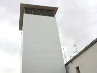 Foto de archivo de una chimenea de varias "cocinas fantasma" en el madrileño barrio de Prosperidad. EFE/Víctor Lerena