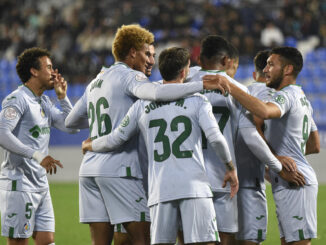 El medio campo irlandés del Getafe John Joe Patrick Finn (2i) celebra con sus compañeros tras marcar el 0-1 durante un encuentro correspondiente a la Copa del Rey entre el CF Tardienta y el Getafe en el campo de fútbol de El Alcoraz de Huesca. EFE/ Javier Blasco