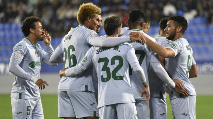 El medio campo irlandés del Getafe John Joe Patrick Finn (2i) celebra con sus compañeros tras marcar el 0-1 durante un encuentro correspondiente a la Copa del Rey entre el CF Tardienta y el Getafe en el campo de fútbol de El Alcoraz de Huesca. EFE/ Javier Blasco
