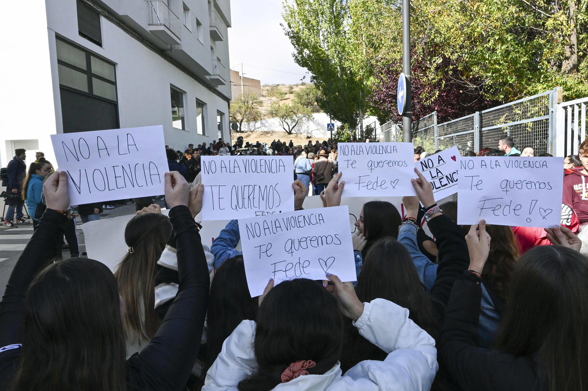 Mas de un centenar de padres y madres se han concentrado este viernes a las puertas del IES Alhama tras la agresión de ayer de dos menores a otro alumno que tuvo que ser evacuado en helicóptero al hospital y que continúa en la Unidad de Cuidados Intensivos (UCI). EFE/Miguel Ángel Molina
