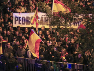 Cientos de personas participan este viernes en una concentración marcha contra el gobierno en funciones, en Madrid. EFE/ Fernando Alvarado