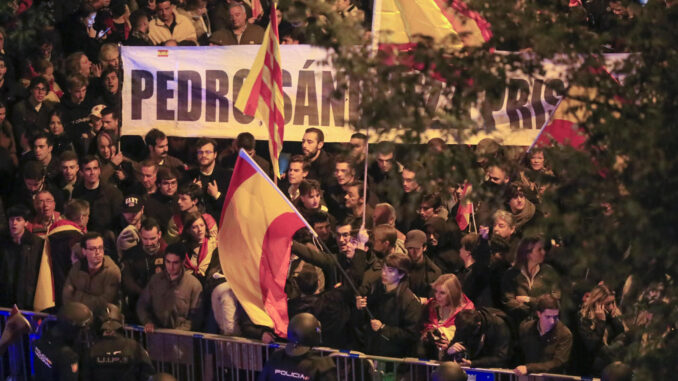 Cientos de personas participan este viernes en una concentración marcha contra el gobierno en funciones, en Madrid. EFE/ Fernando Alvarado
