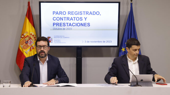 Los secretarios de Estado de Empleo y Economía Social, Joaquín Pérez Rey (i), y de Seguridad Social y Pensiones, Borja Suárez, presentan, respectivamente, los datos de paro registrado y de afiliación a la Seguridad Social correspondientes al mes de octubre. EFE/ Aitor Martín
