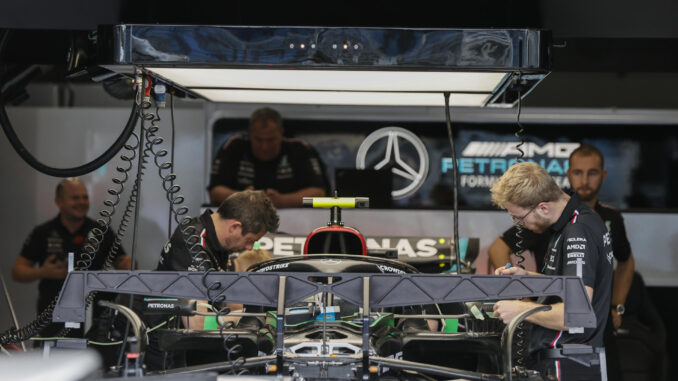 Mecánicos de la escudería Mercedes trabajan en un vehículo del piloto británico George Russell en el autódromo de Interlagos, en Sao Paulo (Brasil). EFE/Sebastião Moreira
