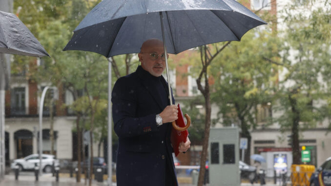 El seleccionador nacional de fútbol, Luis de la Fuente, sale de la Audiencia Nacional en Madrid tras comparecer ante el juez para declarar como testigo en la investigación a Luis Rubiales por delitos de agresión sexual y coacciones a la jugadora Jenni Hermoso. EFE/ Juan Carlos Hidalgo
