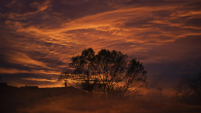 Vista del atardecer, este domingo, desde la localidad cántabra de Hinojedo. EFE/Pedro Puente Hoyos
