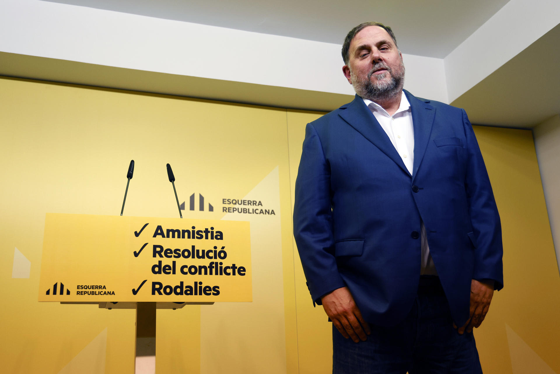 El líder de ERC, Oriol Junqueras, durante la rueda de prensa que ha ofrecido este jueves en Barcelona en la que ha asegurado que con el acuerdo entre su partido y el PSOE para la investidura de Pedro Sánchez, "quien gana es Cataluña", y en ese sentido ha pedido "máxima responsabilidad" a Junts: "Quiero pensar que todos los espacios políticos ayudarán a que esto vaya bien". EFE/Quique García
