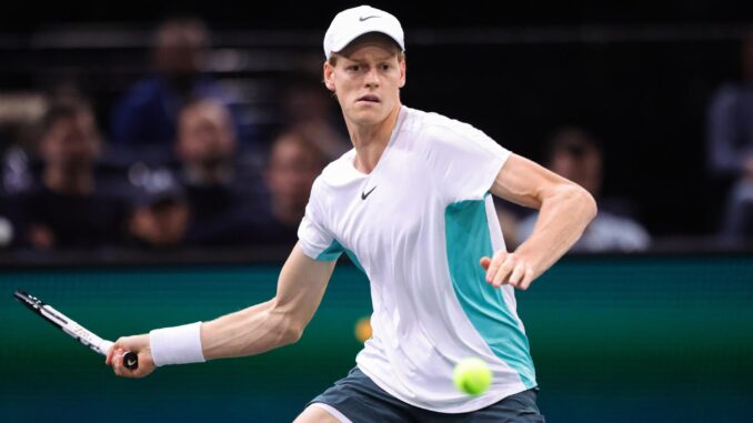 JEl italiano Jannik Sinner anunció que no jugará hoy su partido de octavos de final del Masters 1.000 de París contra el australiano Alex de Minaur, tras haber acabado de madrugada su ronda precedente. EFE/EPA/TERESA SUAREZ
