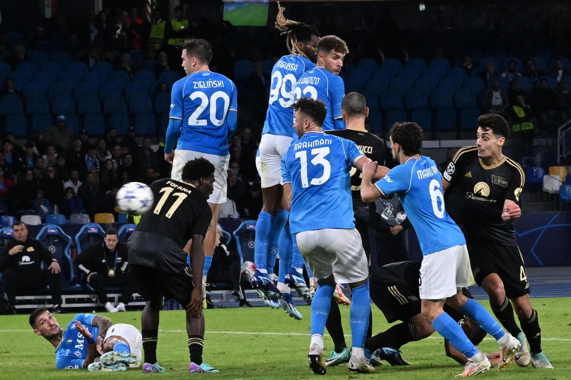 Los jugadores buscan un balón dividido durante el partido de la UEFA Champions League correspondiente al grupo C quehan jugado SSC Napoli y Union Berlin, en Nápoles, Italia.  EFE/EPA/CIRO FUSCO
