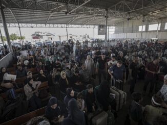 Cientos de ciudadanos palestinos esperan para cruzar a Egipto este miércoles, en el cruce fronterizo de Rafah entre la Franja de Gaza y Egipto. El 1 de noviembre, ambulancias que transportaban a evacuados de la Franja de Gaza atravesaron el cruce fronterizo de Rafah. Según el acuerdo firmado entre Egipto, Israel y Hamás, a varios ciudadanos extranjeros y personas con heridas graves se les permitirá evacuar el territorio asediado. Más de 8.500 palestinos y al menos 1.400 israelíes han muerto, según las Fuerzas de Defensa de Israel (FDI) y la autoridad sanitaria palestina, desde que militantes de Hamás lanzaron un ataque contra Israel desde la Franja de Gaza el 7 de octubre, y las operaciones israelíes en Gaza y Cisjordania, que le siguió. EFE/ Haitham Imad