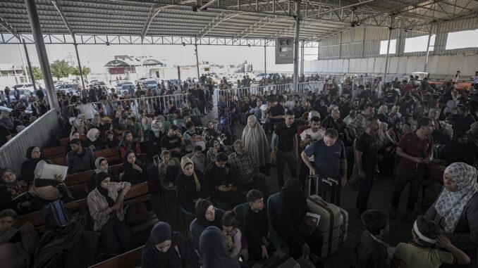 Cientos de ciudadanos palestinos esperan para cruzar a Egipto este miércoles, en el cruce fronterizo de Rafah entre la Franja de Gaza y Egipto. El 1 de noviembre, ambulancias que transportaban a evacuados de la Franja de Gaza atravesaron el cruce fronterizo de Rafah. Según el acuerdo firmado entre Egipto, Israel y Hamás, a varios ciudadanos extranjeros y personas con heridas graves se les permitirá evacuar el territorio asediado. Más de 8.500 palestinos y al menos 1.400 israelíes han muerto, según las Fuerzas de Defensa de Israel (FDI) y la autoridad sanitaria palestina, desde que militantes de Hamás lanzaron un ataque contra Israel desde la Franja de Gaza el 7 de octubre, y las operaciones israelíes en Gaza y Cisjordania, que le siguió. EFE/ Haitham Imad
