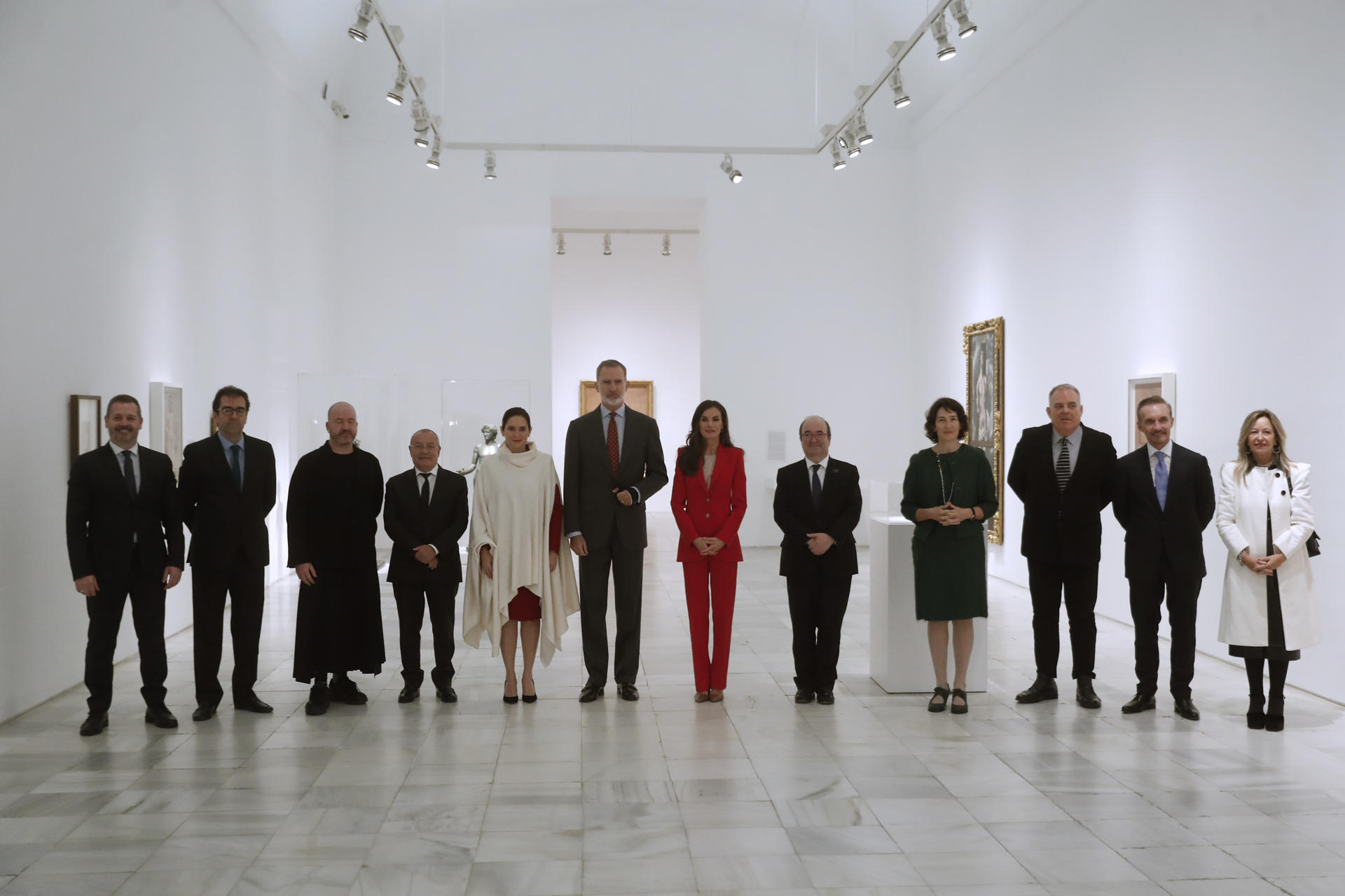 Foto de familia de los reyes Felipe y Letizia junto al ministro de Cultura en funciones, Miquel Iceta (5d), durante la inauguración de la exposición "Picasso 1906. La gran transformación", este martes en el Museo Reina Sofía de Madrid. EFE/ Juan Carlos Hidalgo
