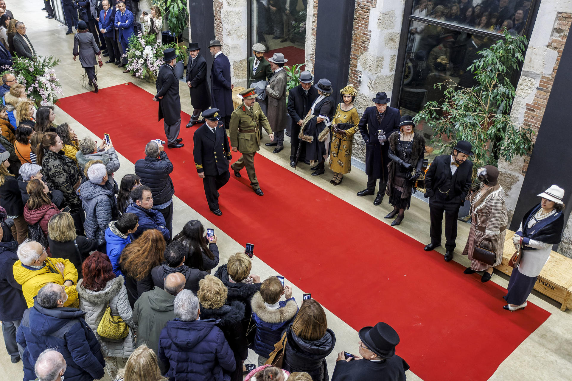 Recordar al mítico Orient Express y su recorrido cuando se cumplen 140 años de su inauguración como reclamo cultural de Burgos ha sido una buena idea, como demuestra la alta velocidad en la retirada de 'billetes' para este viaje que combina gastronomía y recreación histórica, con la mayor parte de actividades ya completas para todo el fin de semana. EFE/ Santi Otero
