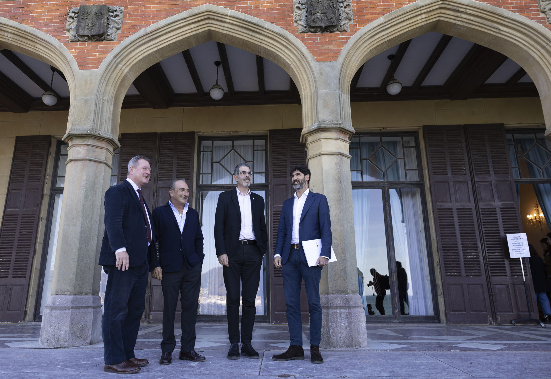 El presidente de la Fundación Eduardo Chillida-Pilar Belzunce, Luis Chillida (2i), el responsable de desarrollo de ChillidaLeku, Mikel Chillida (d), el consejero vasco de Cultura, Bingen Zupiria (i), y el alcalde donostiarra, Eneko Goia (2d), han presentado este miércoles los actos programados para celebrar el centenario del nacimiento del escultor donostiarra Eduardo Chillida. EFE/Javier Etxezarreta
