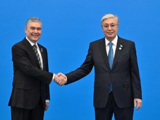 El presidente de Kazajistán, Kasim-Yomart Tokáyev (dcha), da la bienvenida al presidente del Consejo Popular de Turkmenistán, Gurbanguly Berdimuhamedow, durante la X Cumbre de la Organización de Estados Túrquicos en Astaná. Kazajistán, el 3 de noviembre de 2023. EFE/EPA/AZERBAIJAN PRESIDENTIAL PRESS SERVICE HANDOUT EDITORIAL USE ONLY/NO SALES HANDOUT EDITORIAL USE ONLY/NO SALES