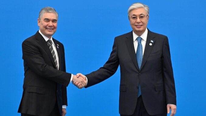 El presidente de Kazajistán, Kasim-Yomart Tokáyev (dcha), da la bienvenida al presidente del Consejo Popular de Turkmenistán, Gurbanguly Berdimuhamedow, durante la X Cumbre de la Organización de Estados Túrquicos en Astaná. Kazajistán, el 3 de noviembre de 2023. EFE/EPA/AZERBAIJAN PRESIDENTIAL PRESS SERVICE HANDOUT EDITORIAL USE ONLY/NO SALES HANDOUT EDITORIAL USE ONLY/NO SALES
