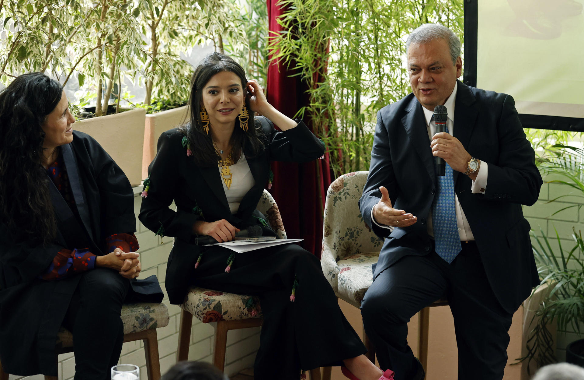 De izquierda a derecha, la curadora, Liliana Andrade, la gerente de plataformas, María Paz Gaviria y el presidente de la Cámara de Comercio de Bogotá, Ovidio Claros, participan en la presentación de la feria ARTBO en Bogotá (Colombia). EFE/Mauricio Dueñas Castañeda
