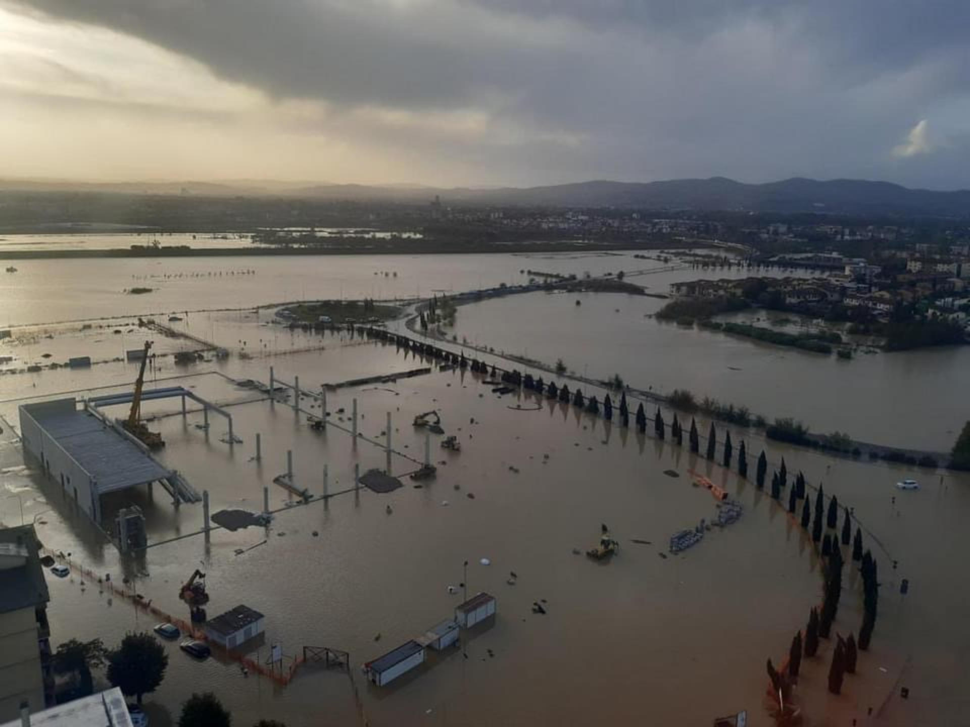 Vista aérea de las zonas de Campi Bisanzio, Prato y Quarrata en la Toscana. Al menos 5 personas han muerto y otras 4 se encuentran desaparecidas tras las graves inundaciones provocadas por la tormenta Ciarán que se abatió anoche en el norte y centro de Italia, sobre todo en la región de Toscana, donde la situación es de extrema gravedad. "Desgraciadamente, el número de víctimas (mortales) asciende a 5. El estado de catástrofe nacional se anunciará en el Consejo de Ministros", que celebrará hoy el Gobierno italiano, confirmó en las redes sociales Eugenio Giani, presidente de Toscana, la región más afectada. EFE/ Eugenio Giani  *****SOLO USO EDITORIAL/SOLO DISPONIBLE PARA ILUSTRAR LA NOTICIA QUE ACOMPAÑA (CRÉDITO OBLIGATORIO) *****
