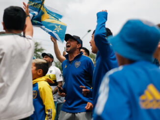 Aficionados alientan a los jugadores del Boca Juniors en el camino hacia el aeropuerto en Buenos Aires (Argentina). EFE/ Juan Ignacio Roncoroni