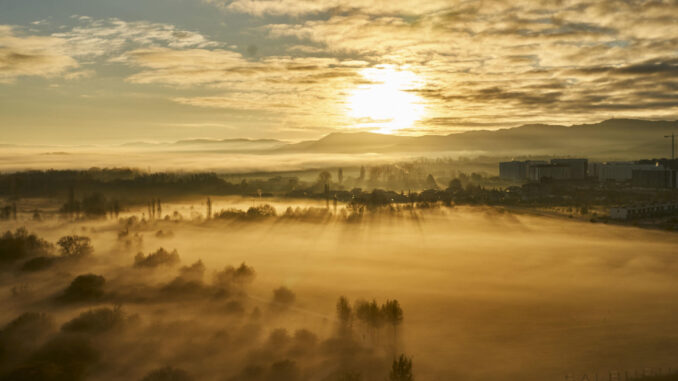 Manto de nubes sobre el Humedal de Salburua (País Vasco) al amanecer. EFE / L. Rico
