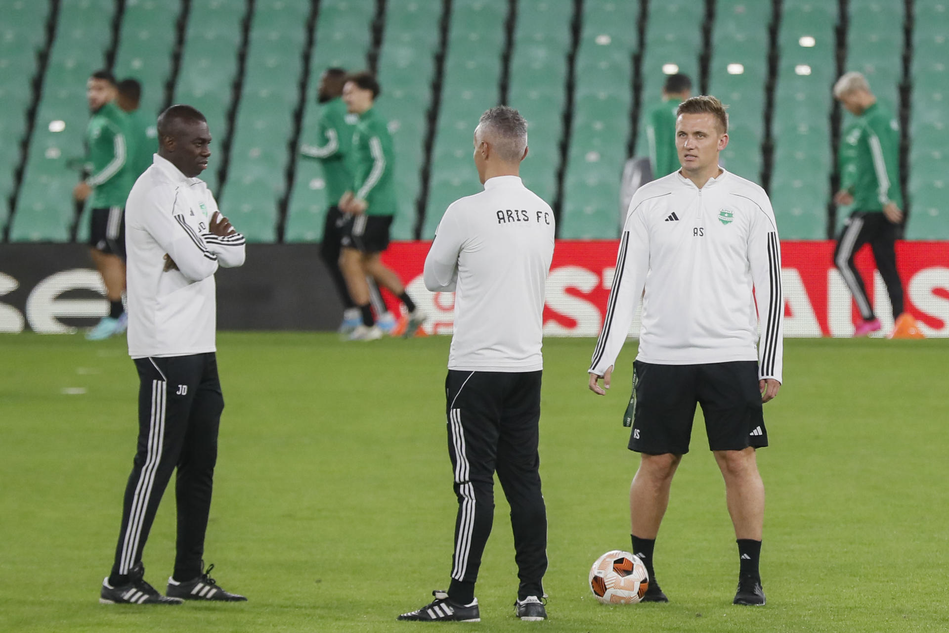 El técnico bielorruso del Aris Limassol, Aleksey Shpilevsky (d), dirige una sesión de entrenamiento previa al partido de Liga Europa de mañana frente al Real Betis. EFE/José Manuel Vidal
