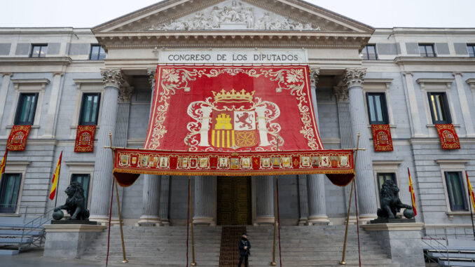 Entrada al Congreso de los Diputados preparada para la ceremonia de apertura de legislatura, este miércoles. EFE/ Mariscal
