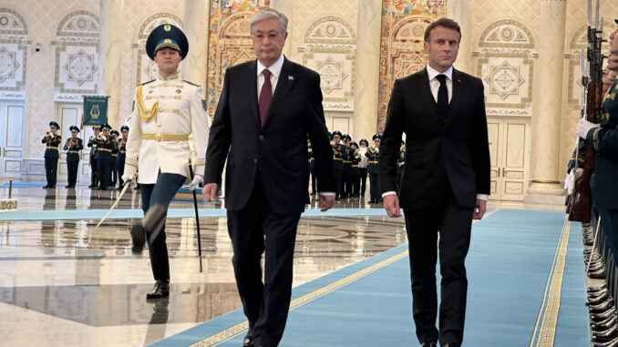 Los presidentes de Kazajistán, Kasim-Yomart Tokáyev (i), y de Francia, Emmanuel Macron (D), pasan revista a la guardia de honor en el palacio presidencial kazajo Akorda en Astaná, este miércoles. EFE/ Kulpash Konyrova
