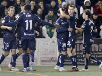 El jugadores de la Real Sociedad celebran el gol marcado al CD Buñol durante el partido correspondiente a la Copa del Rey jugado en el estadio Tomás Berlanga de Requena, (Valencia) .EFE/ Ana Escobar