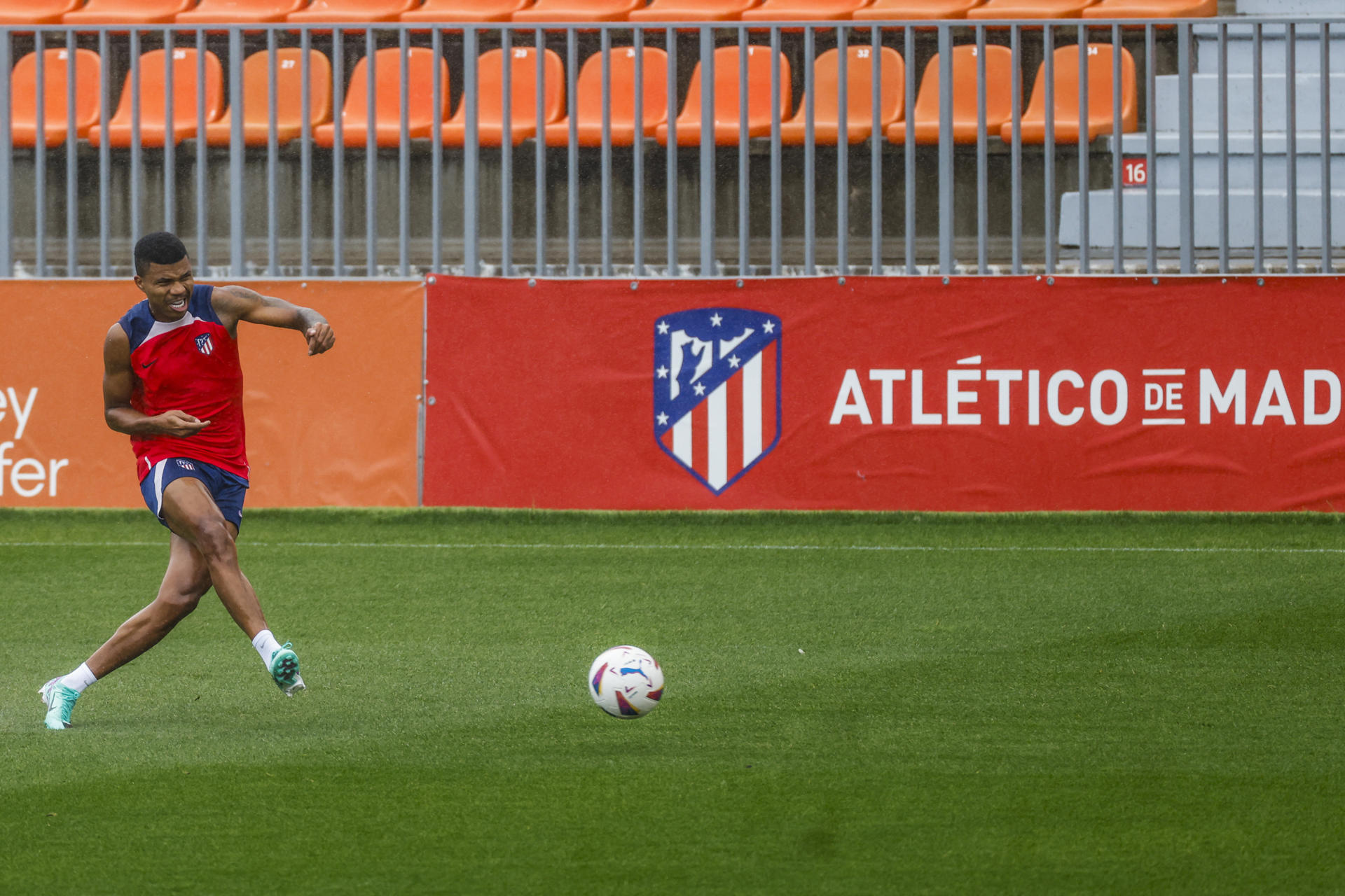 Reinildo Mandava, en un momento del entrenamiento de este jueves. EFE/ Aitor Martín
