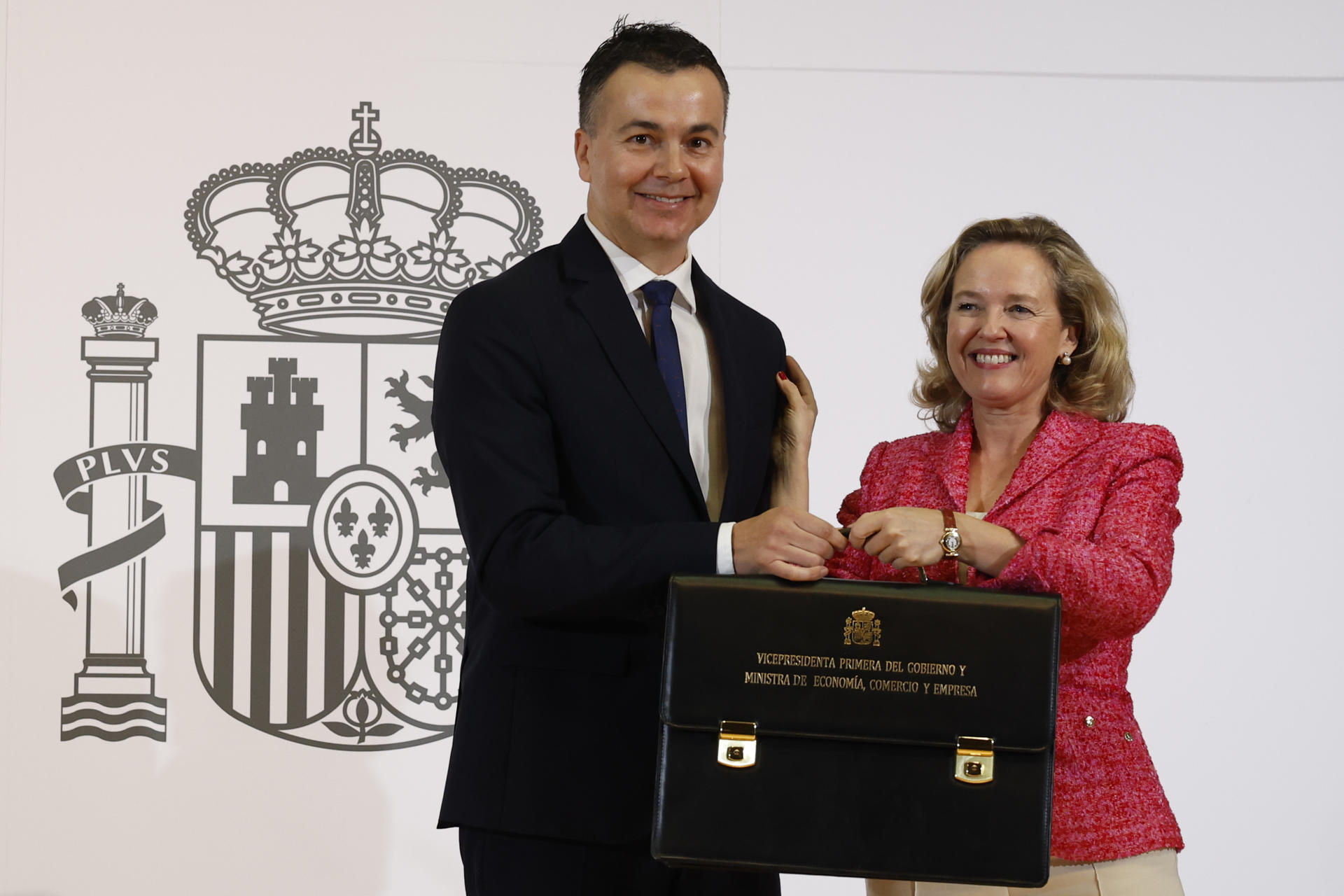 La vicepresidenta primera, Nadia Calviño, recibe la cartera de Comercio de manos de su antecesor Héctor Gómez, este martes en Madrid.-EFE/JJ Guillén
