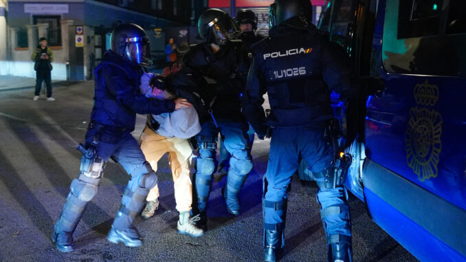 La concentración contra la amnistía convocada en las inmediaciones de la sede del PSOE en la madrileña calle de Ferraz ha desembocado, una noche más, en incidentes y cargas policiales para dispersar a los manifestantes. EFE/Borja Sánchez-Trillo
