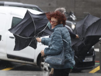 Una viandante se enfrenta a las fuertes rachas de viento mientras camina por una calle del centro de Madrid este jueves. EFE/ Juan Carlos Hidalgo