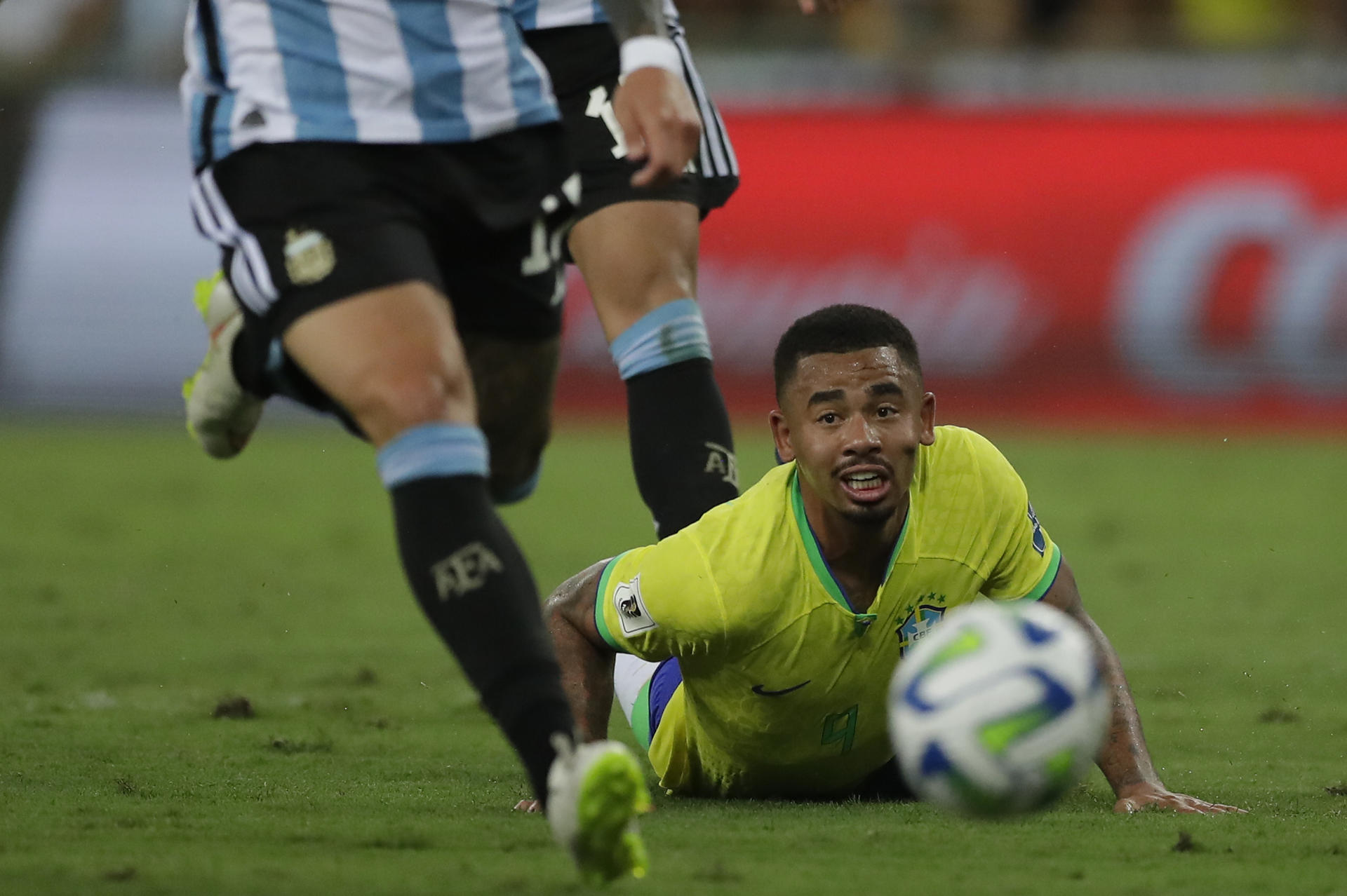 Gabriel Jesus de Brasil cae ante Argentina este 21 de noviembre de 2023, en un partido de las eliminatorias para la Copa Mundo de Fútbol de 2026 en el estadio Maracaná en Río de Janeiro (Brasil). EFE/ Andre Coelho
