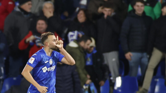 El delantero del Getafe, Borja Mayoral, celebra su gol frente al Cádiz. EFE/Javier Lizón
