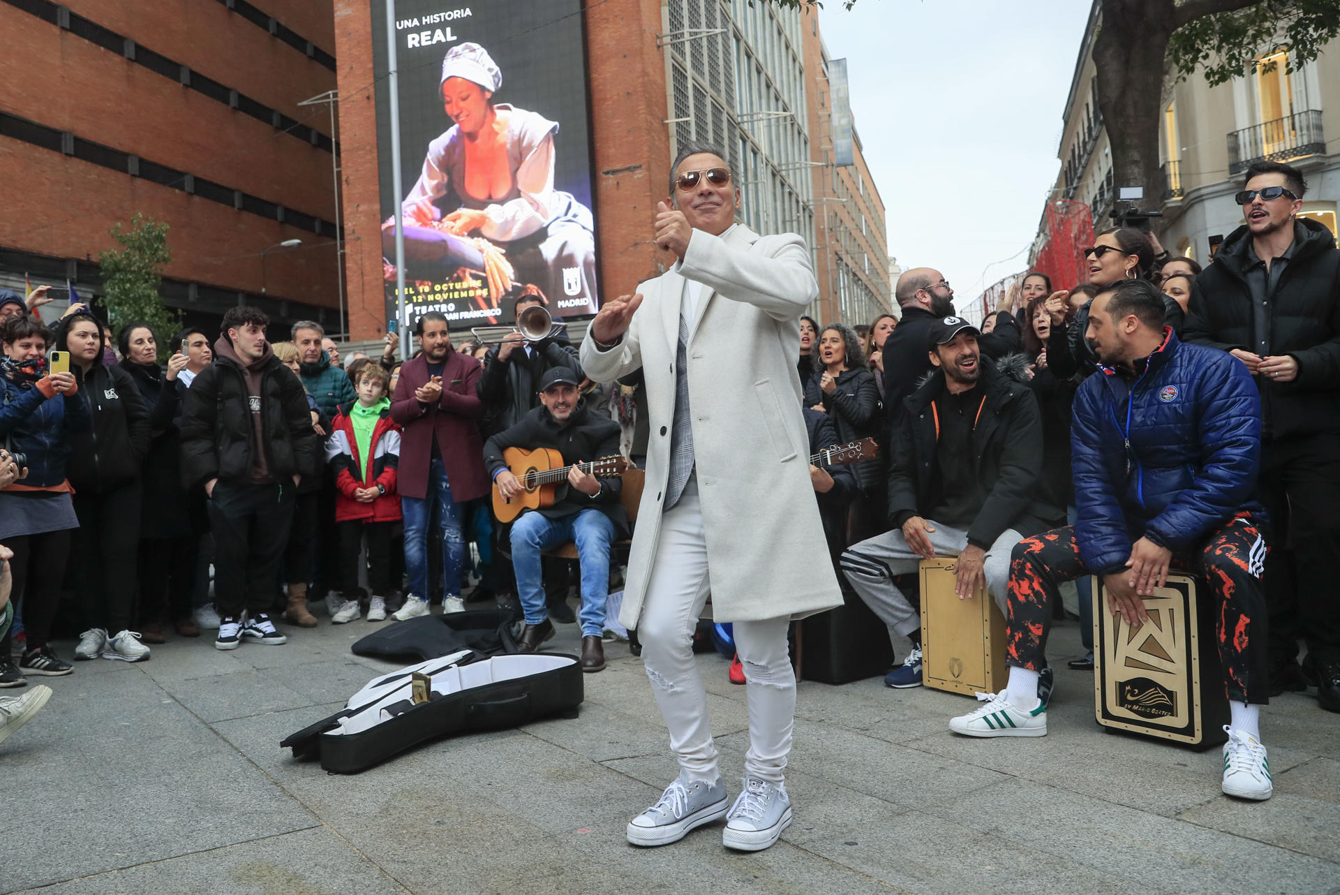 El cantante español Pitingo ofrece un concierto corto rodeado de sus músicos y un coro góspel de más de 30 miembros este viernes, en plena calle de Madrid. EFE/ Fernando Alvarado
