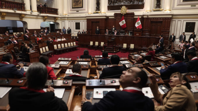 Fotografía de archivo de congresistas peruanos en Lima (Perú). EFE/ Aldair Mejía/POOL
