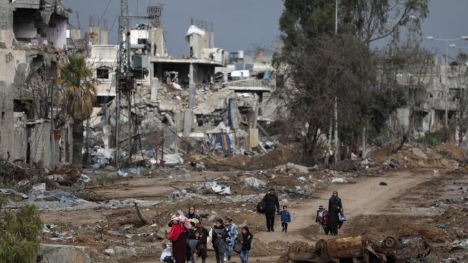 Palestinos caminan después de cruzar desde el norte de la Franja de Gaza al sur. EFE/EPA/MOHAMMED SABLE
