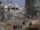 Palestinos caminan después de cruzar desde el norte de la Franja de Gaza al sur. EFE/EPA/MOHAMMED SABLE