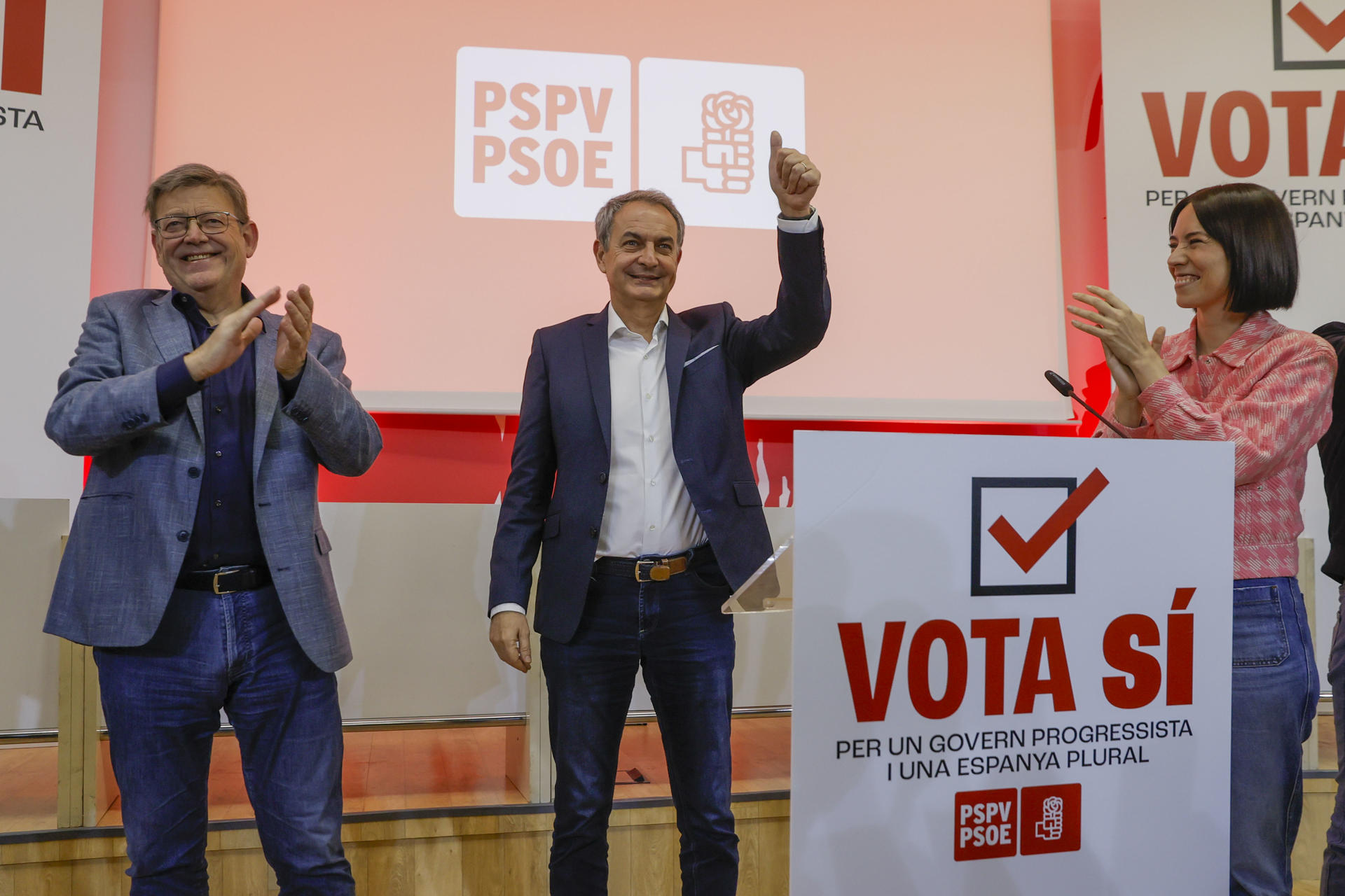 El secretario general del PSPV-PSOE, Ximo Puig (i), el expresidente del Gobierno José Luis Rodríguez Zapatero (c), la ministra de Ciencia, Diana Morant, el secretario general de UGT-PV, Ismael Sáez, y los responsables provinciales del PSPV participan en el acto “Vota Sí. Por un Gobierno Progresista y una España Plural”, aplazado ayer por el viento. EFE/ Juan Carlos Cárdenas
