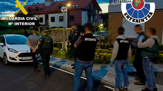 Una operación conjunta de la Guardia Civil y la Ertzaintza ha permitido detener a cinco personas, miembros de un grupo organizado dedicado a los robos con fuerza en viviendas, al que se le atribuyen 42 delitos cometidos en varias provincias. EFE/Guardia Civil/Ertzaintza *SOLO USO EDITORIAL/SOLO DISPONIBLE PARA ILUSTRAR LA NOTICIA QUE ACOMPAÑA (CRÉDITO OBLIGATORIO)*
